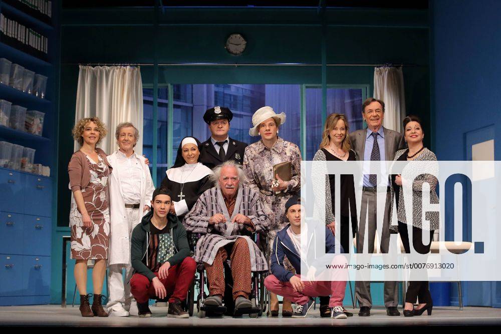 1. Reihe vlnr: Philipp Buder (Leslie Tate), Achim Wolff (Bill Lesley) und Denis M. Rudisch (Leslie Tate), 2. Reihe vlnr: Astrid Kohrs (Jane Tate), Santiago Ziesmer (Dr. Hubert Bonney), Susanna Capurso (Oberschwester), Jörg Westphal (Sergeant Tom Connolly), Tilmar Kuhn (Dr. Mike Connolly), Debora Weigert (Rosemary Mortimore), Holger Petzold (Dr. David Mortimore) und Manon Strache (Rosemary Mortimore) bei der Fotoprobe zu Und alles auf Krankenschein im Schlosspark Theater Berlin. Premiere ist am 25. April 2015. >>> Und alles auf Krankenschein von Ray Cooney, deutsch von Horst Willems. Regie: Anatol Preissler. Bühne: Karel Spanhak. Kostüme: Karel Spanhak. Schlosspark Theater Berlin: Und alles auf Krankenschein