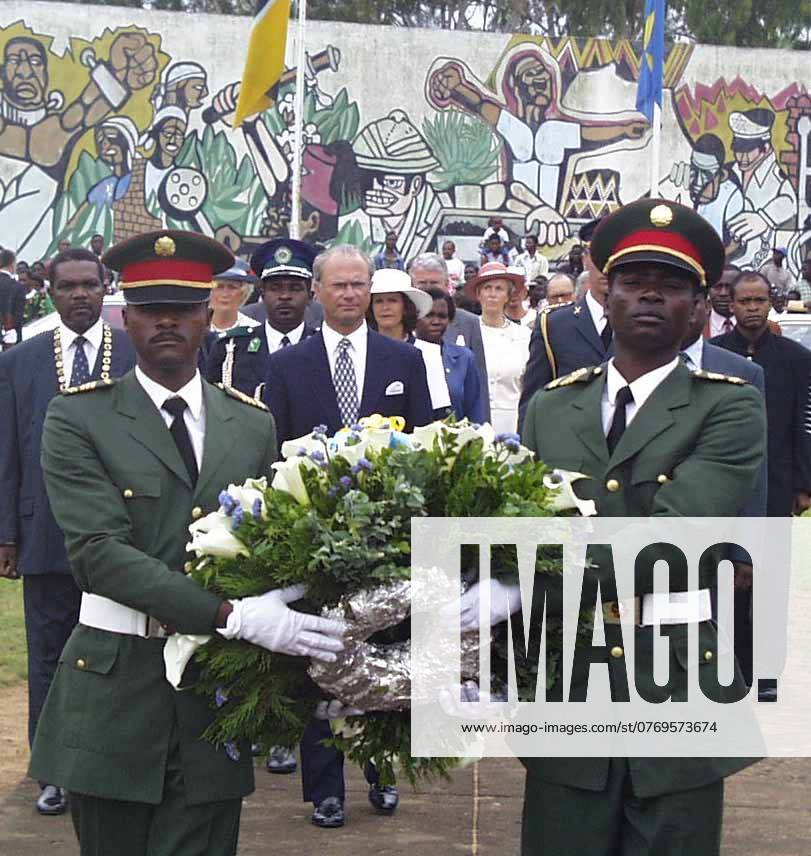 19981103 KING CARL GUSTAF AND DAUGHTER SILVIA ON A STATE VISIT TO MOCAMBIQUE Wreath laying at the Monument to the Victims of the War PHOTO TORBJÖRN SELANDER Code 4912 F picture COPYRIGHT SCANPIX SWEDEN no place information
