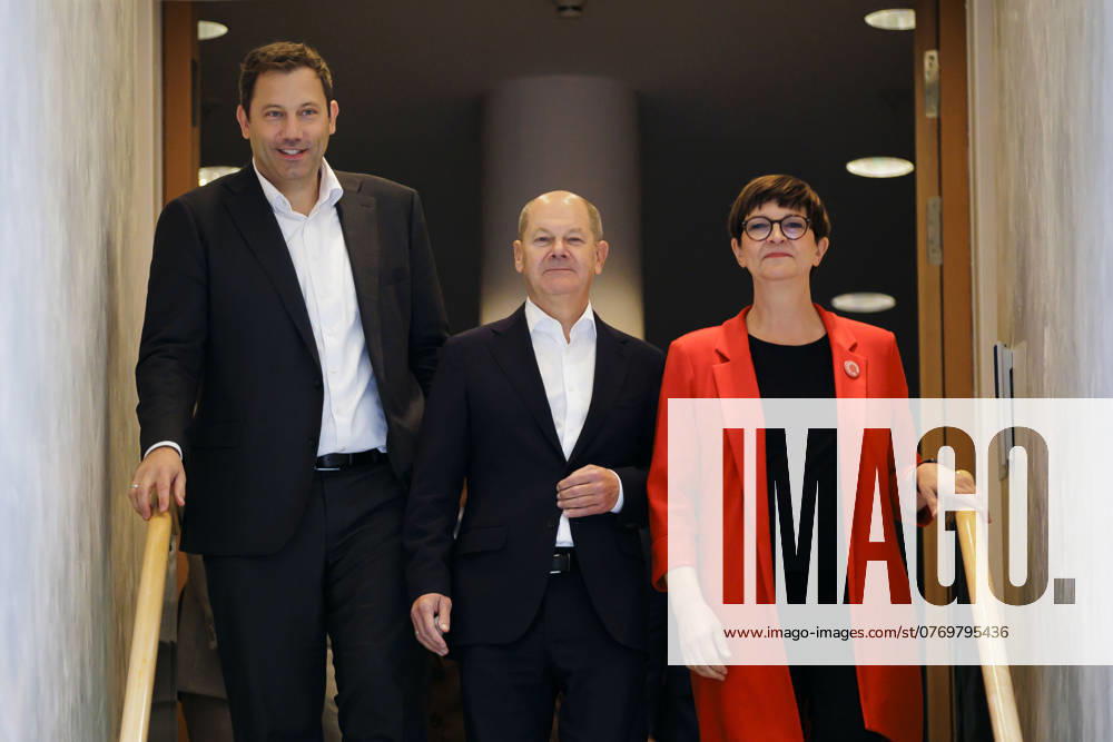 Fototermin im Vorfeld der Klausur des SPD Parteivorstandes im Atrium Willy-Brandt-Haus. Lars Klingbeil, SPD-Parteivorsitzender, Olaf Scholz (SPD), Bundeskanzler, und Saskia Esken, SPD-Parteivorsitzende. Berlin, 13.10.2024. Berlin Deutschland