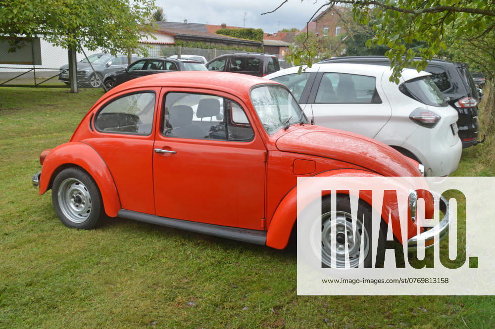 VW Käfer Deutschland Sachsen Anhalt Altmark Altmarkkreis Salzwedel Stadt Klötze Ortsteil Böckwitz Grenzmuseum Parkplatz Regenwetter abgestellter VW Käfer gebaut von 1938-2003 Vierzylinder Boxermoter Heckantrieb