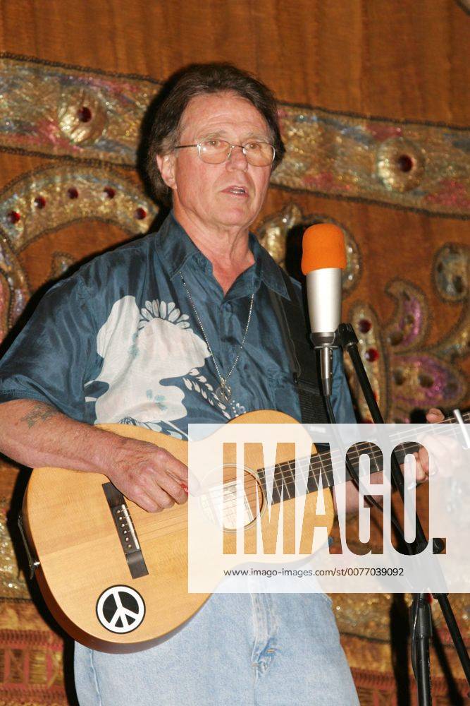Oct 05, 2005; Oakland, CA, USA; COUNTRY JOE MCDONALD sings on stage at the Grand Theater in Oakland, California. Activist Cindy Sheehan was welcomed home to the San Francisco Bay area with an anti-war rally. Mandatory - ZUMAk45_ 20051005_kri_k45_001
