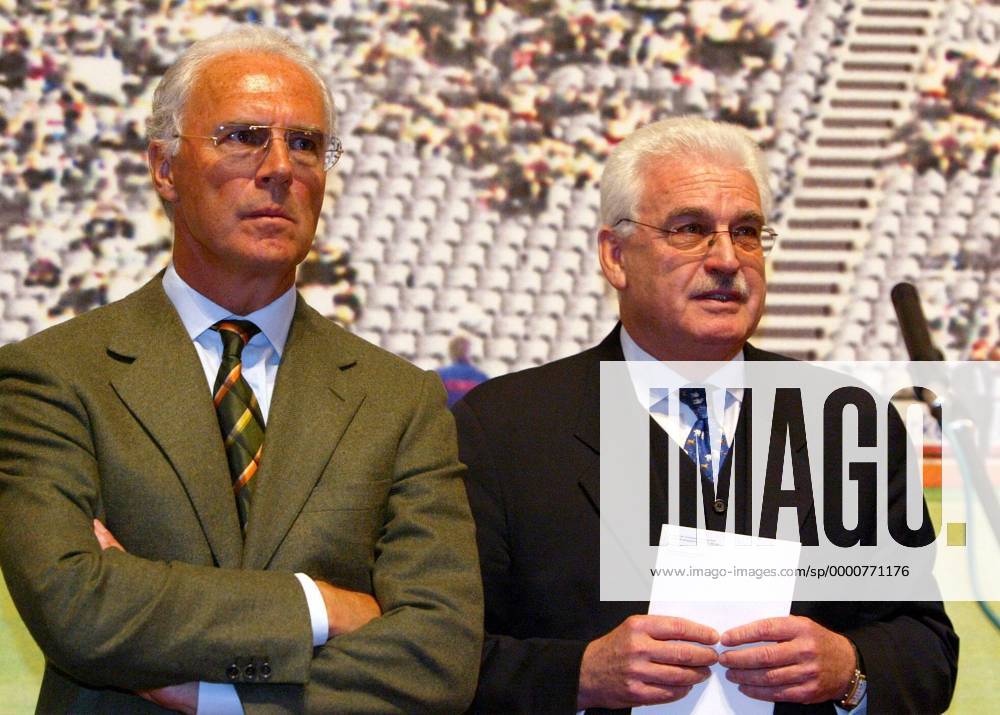 Präsident Franz Beckenbauer (li.) und Vizepräsident Fedor Radmann (beide Organisationskomitee der Weltmeisterschaft 2006) Fußball WM Herren Vorstellung der Sonderpostwertzeichen zur Weltmeisterschaft 2006, Präsentation 2003, Pressetermin Gruppe Berlin
