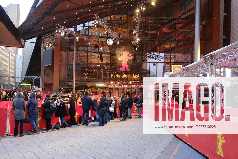 Filmfans warten anlässlich der Eröffnung der 67. Berlinale vor dem Berlinale-Palast am Potsdamer Platz in Berlin 67. Internationale Filmfestspiele Berlin