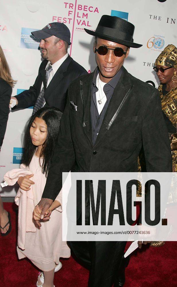 Apr. 20, 2005 - New York, New York, U.S. - K42777RM.THE OPENING NIGHT OF THE TRIBECA FILM FESTIVAL WITH THE PREMIERE OF . THE INTERPRETER ..ZIEGFELD THEATRE, NEW YORK New York..04-19-2005. -RANGERFINDERS- 2005.MICHAEL WRIGHT AND DAUGHTER - ZUMAmk1_ 20050420_gaf_mk1_174