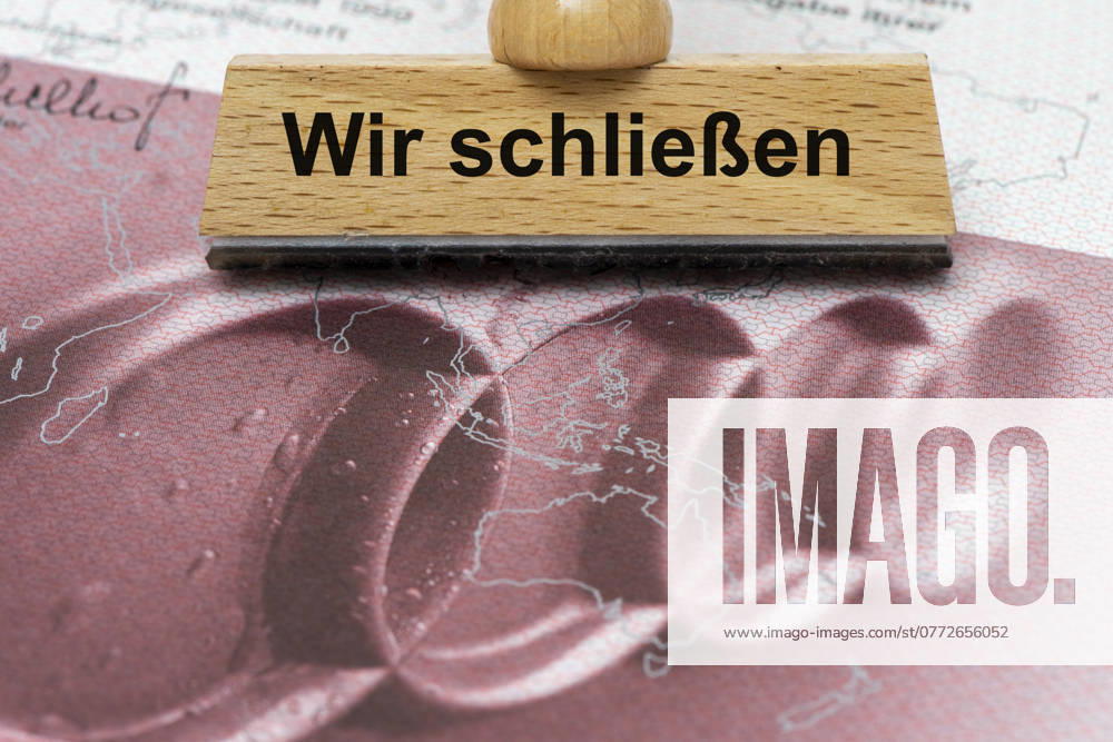 AUDI-Krise mit Gefahr der Werksschließung Ein Holzstempel ist beschriftet mit dem Aufdruck: Wir schließen, über einer AUDI-Aktie - Symbolbild