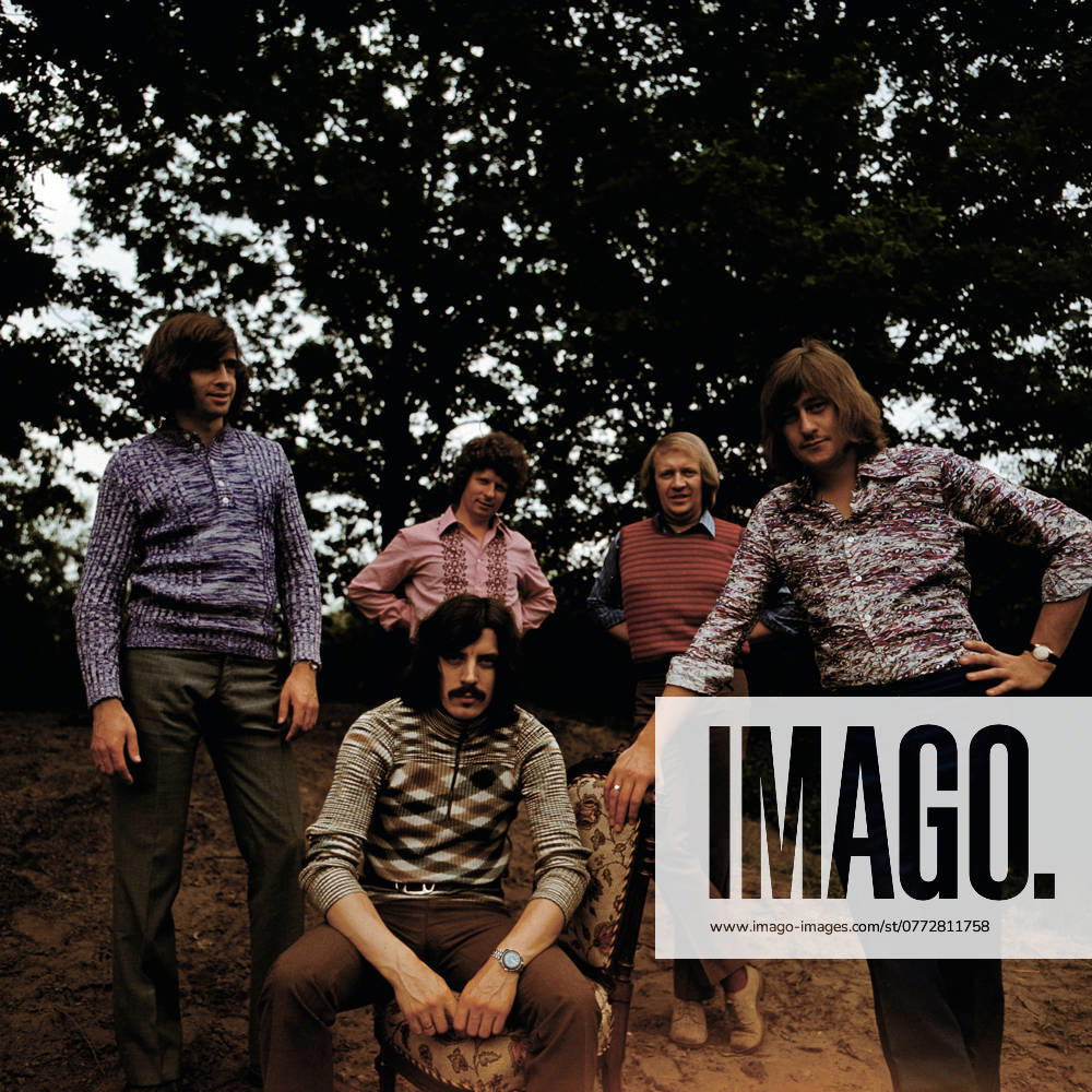 Puhdys Die deutsche Rockband Puhdys bei einem Fotoshooting an einem Fluss irgendwo in Ostdeutschland, DDR 1973. Deutschland (DDR)