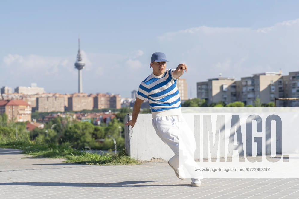IMAGO Creative, Jahreszeit Sommer, Sommerferien Young dancer doing urban dance choreographies Madrid, Community of Madrid, Spain CR_IVAR240812F0-1511753-01 ,model released, Symbolfoto