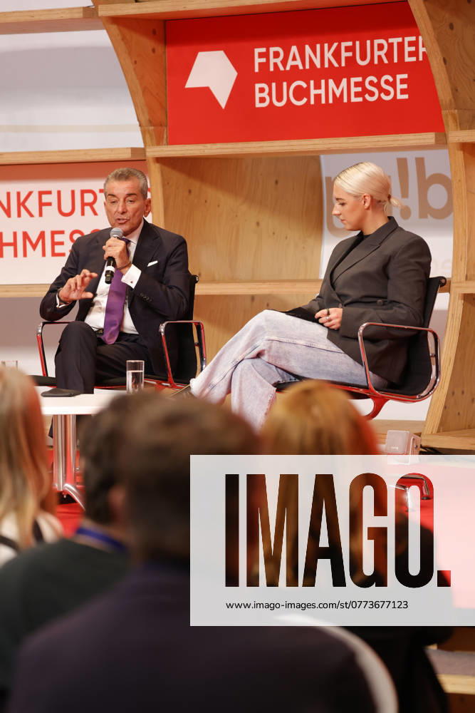 76. Frankfurter Buchmesse Impressionen 18.10.2024 Heute ab 14 Uhr für alle geöffnet 76. Buchmesse Frankfurt Agora Frankfurter Pavilion mit Bundesinnenministerin Nancy FAESER (FDP) und Philosoph und Jurist Michel FRIEDMAN und Moderatorin Julia Reichelt diskutieren zum Thema Geht im Spannungsfeld von Freiheit und Sicherheit die Demokratie zugrunde ? Frankfurt (Main) Hessen Deutschland
