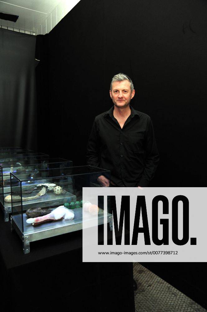 Der Künstler Stefan Zöllner neben seiner Installation zu Gast in der WDR Sendung West Art Magazin am 20.02.2017 in Köln.