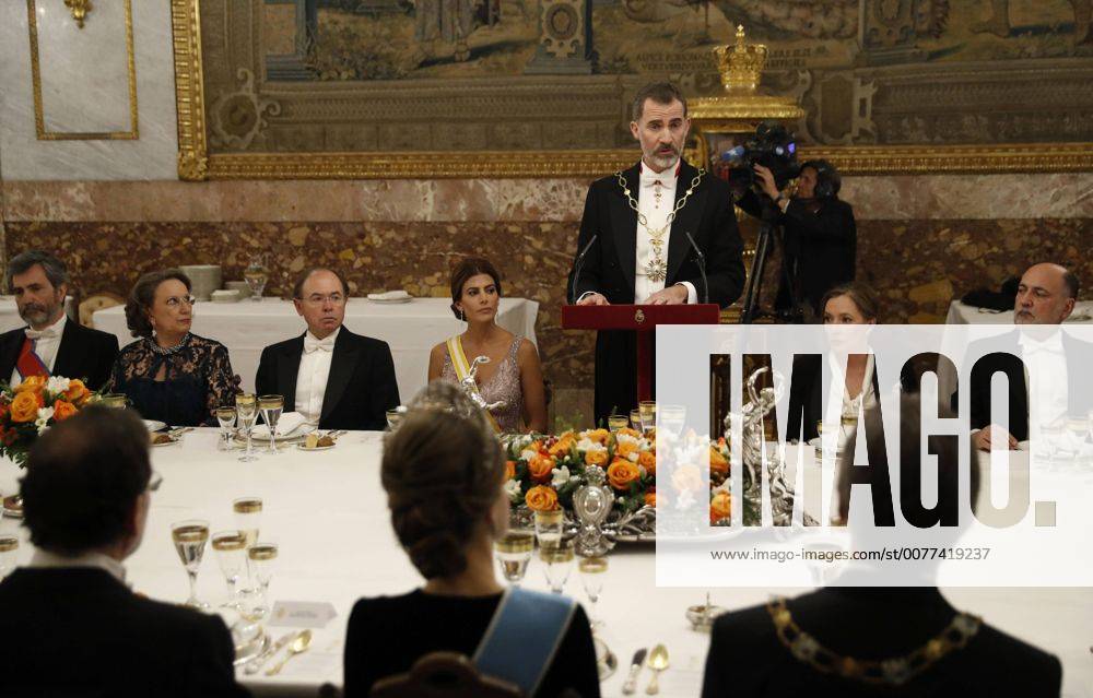 Spain s King Felipe VI delivers a speech at the gala dinner offered by the Spanish royals in honor of the Argentinian President Mauricio Macri (R, back) and his wife Juliana Awada (4L), at the Royal Palace in Madrid, Spain, 22 February 2017. President of the Supreme Court Carlos Lesmes (L), Ibero American General Secretary Rebeca Grynspan (2L), President of the Senate Pio Garcia-Escudaro (3L), Spain s Prime Minister Mariano Rajoy (L, back) and wife Elvira Fernandez (2R) and President of the Constitutional Court Francisco Perez de los Cobos attended the dinner. SPANISH ROYALS OFFER GALA DINNER TO ARGENTINIAN PRESIDENT MAURICIO MACRI !ACHTUNG: NUR REDAKTIONELLE NUTZUNG!