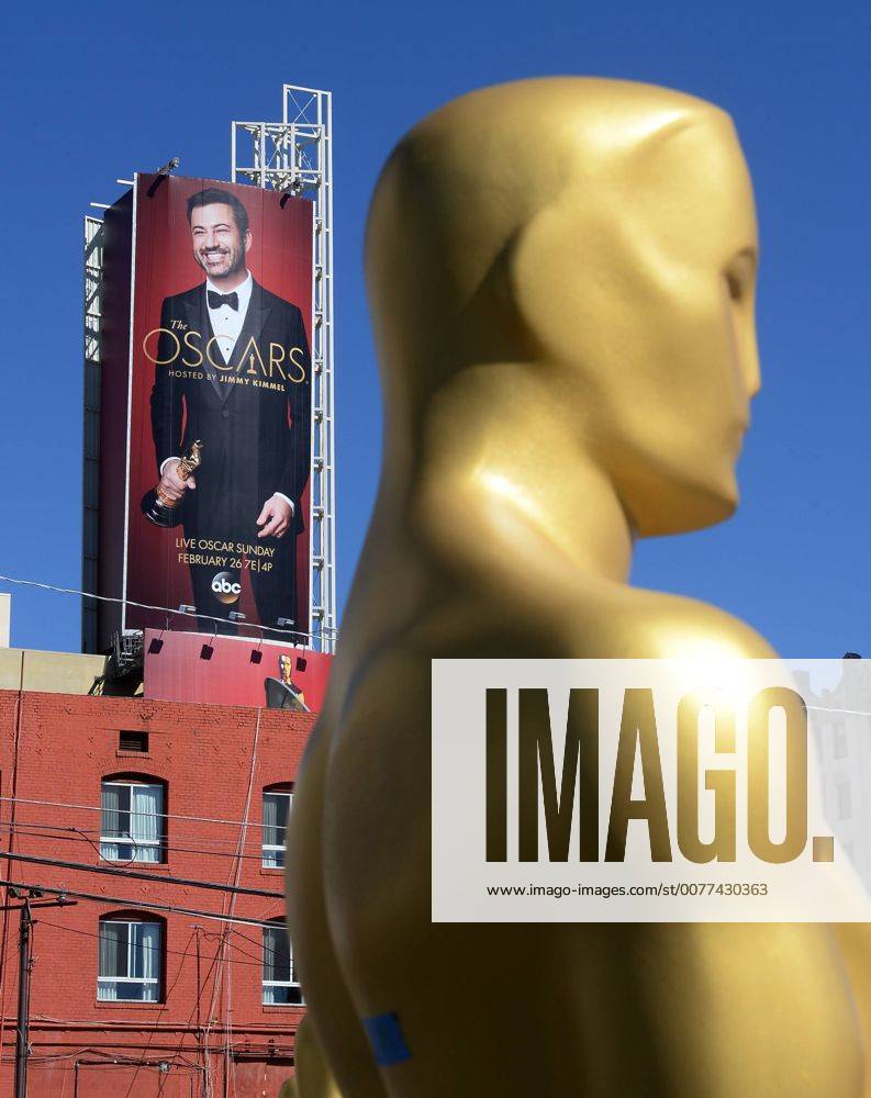 Oscar-Verleihung in Los Angeles - Vorbereitungen in Los Angeles A poster of show host Jimmy Kimmel looms over an Oscar statue awaiting their placement on the red carpet as preparations are underway for the 89th annual Academy Awards in the Hollywood section of Los Angeles on February 23, 2017. Oscar winners will be announced during an ABC telecast on Sunday, February 26th. LAP2017022301 JIMxRUYMEN