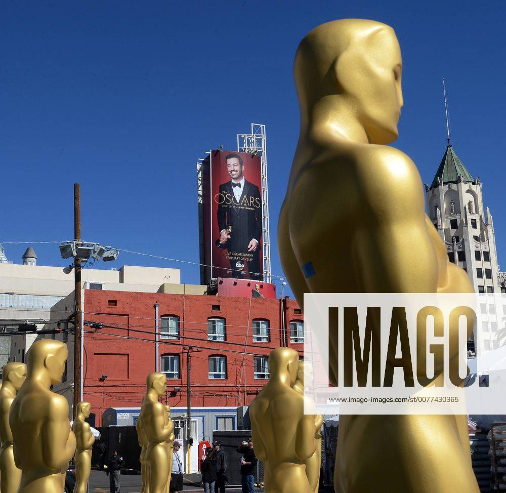 Oscar-Verleihung in Los Angeles - Vorbereitungen in Los Angeles A poster of show host Jimmy Kimmel looms over Oscar statues awaiting their placement on the red carpet as preparations are underway for the 89th annual Academy Awards in the Hollywood section of Los Angeles on February 23, 2017. Oscar winners will be announced during an ABC telecast on Sunday, February 26th. LAP2017022303 JIMxRUYMEN