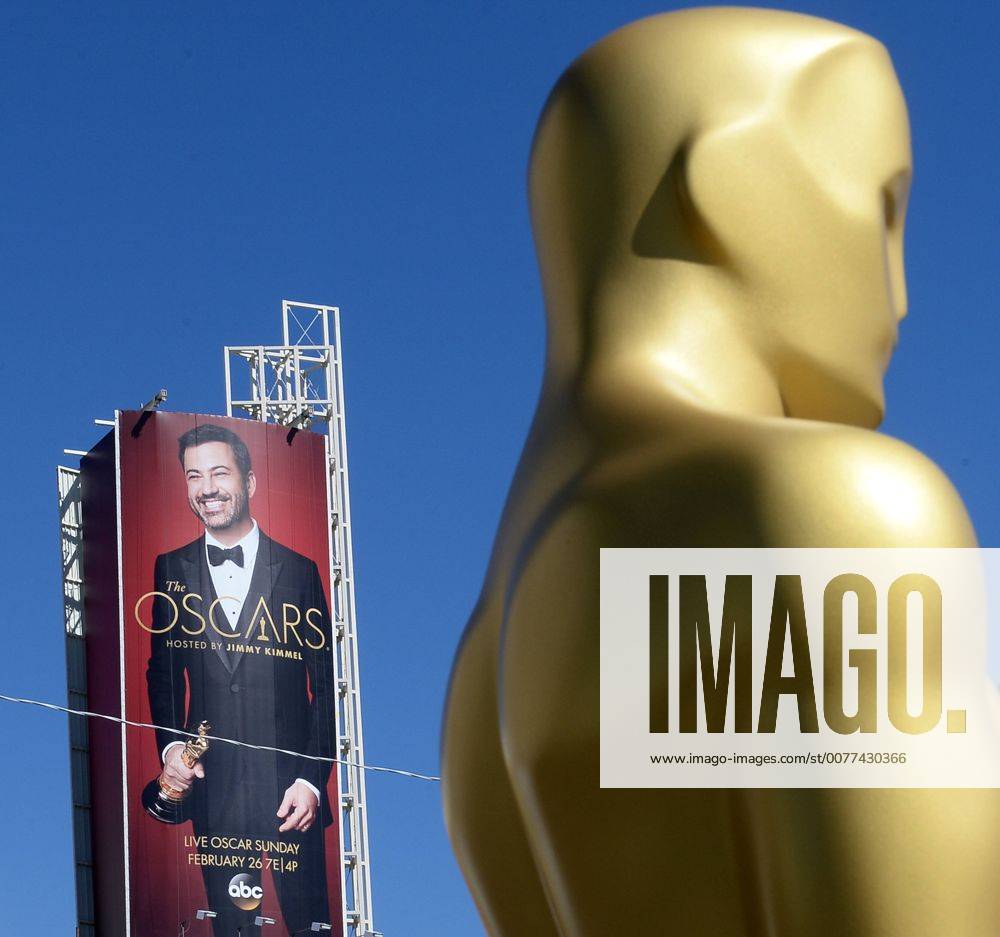 Oscar-Verleihung in Los Angeles - Vorbereitungen in Los Angeles A poster of show host Jimmy Kimmel looms over an Oscar statue awaiting their placement on the red carpet as preparations are underway for the 89th annual Academy Awards in the Hollywood section of Los Angeles on February 23, 2017. Oscar winners will be announced during an ABC telecast on Sunday, February 26th. LAP2017022304 JIMxRUYMEN