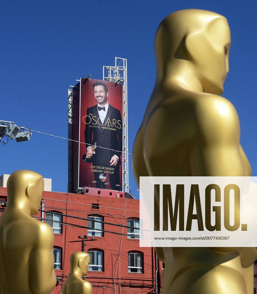 Oscar-Verleihung in Los Angeles - Vorbereitungen in Los Angeles A poster of show host Jimmy Kimmel looms over Oscar statues awaiting their placement on the red carpet as preparations are underway for the 89th annual Academy Awards in the Hollywood section of Los Angeles on February 23, 2017. Oscar winners will be announced during an ABC telecast on Sunday, February 26th. LAP2017022306 JIMxRUYMEN