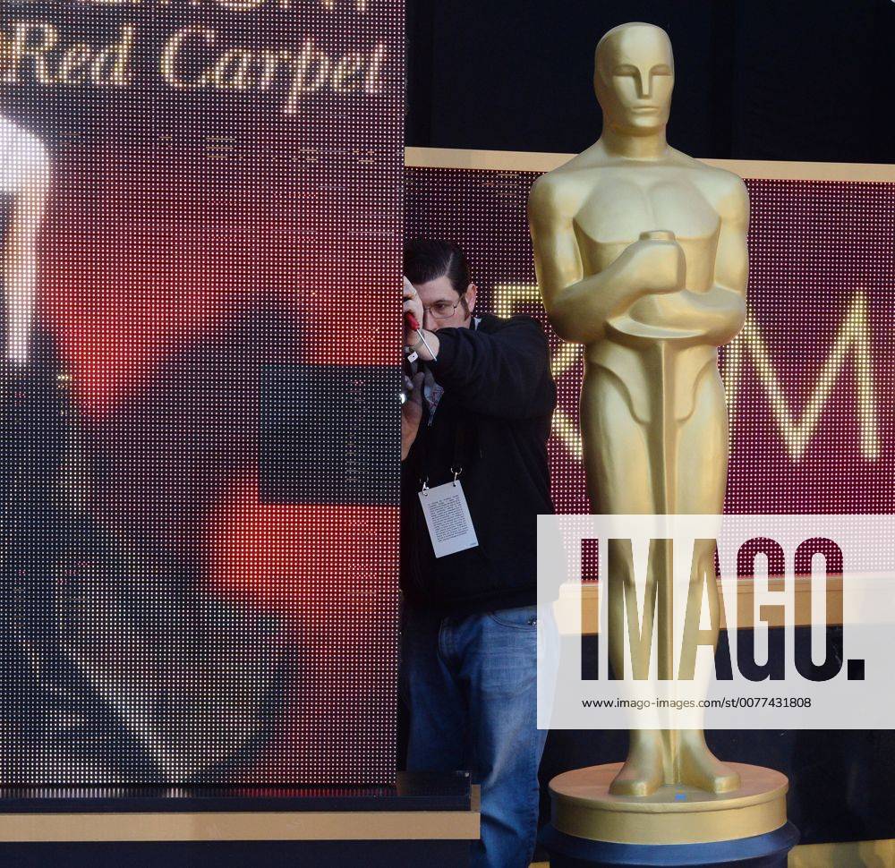 Oscars 2017: Vorbereitungen in Los Angeles Local 33 stagehands work under deadline as preparations are underway for the 89th annual Academy Awards in the Hollywood section of Los Angeles on February 23, 2017. Oscar winners will be announced during an ABC telecast on Sunday, February 26th. LAP2017022311 JIMxRUYMEN