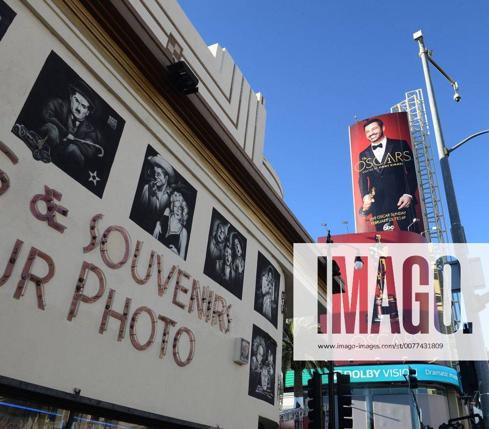 Oscars 2017: Vorbereitungen in Los Angeles A poster of show host Jimmy Kimmel looms over Hollywood Blvd. as Oscar preparations are underway for the 89th annual Academy Awards in the Hollywood section of Los Angeles on February 23, 2017. Oscar winners will be announced during an ABC telecast on Sunday, February 26th. LAP2017022312 JIMxRUYMEN