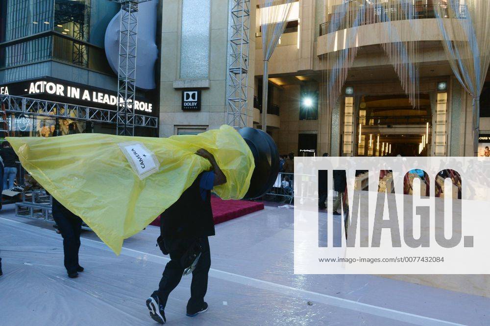 Oscars 2017: Vorbereitungen in Los Angeles Local 33 stagehands work under deadline as preparations are underway for the 89th annual Academy Awards in the Hollywood section of Los Angeles on February 23, 2017. Oscar winners will be announced during an ABC telecast on Sunday, February 26th. LAP2017022317 JIMxRUYMEN