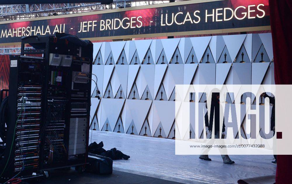 Oscars 2017: Vorbereitungen in Los Angeles A security guard walks down the red carpet covered in plastic as preparations are underway for the 89th annual Academy Awards in the Hollywood section of Los Angeles on February 23, 2017. Oscar winners will be announced during an ABC telecast on Sunday, February 26th. LAP2017022322 JIMxRUYMEN