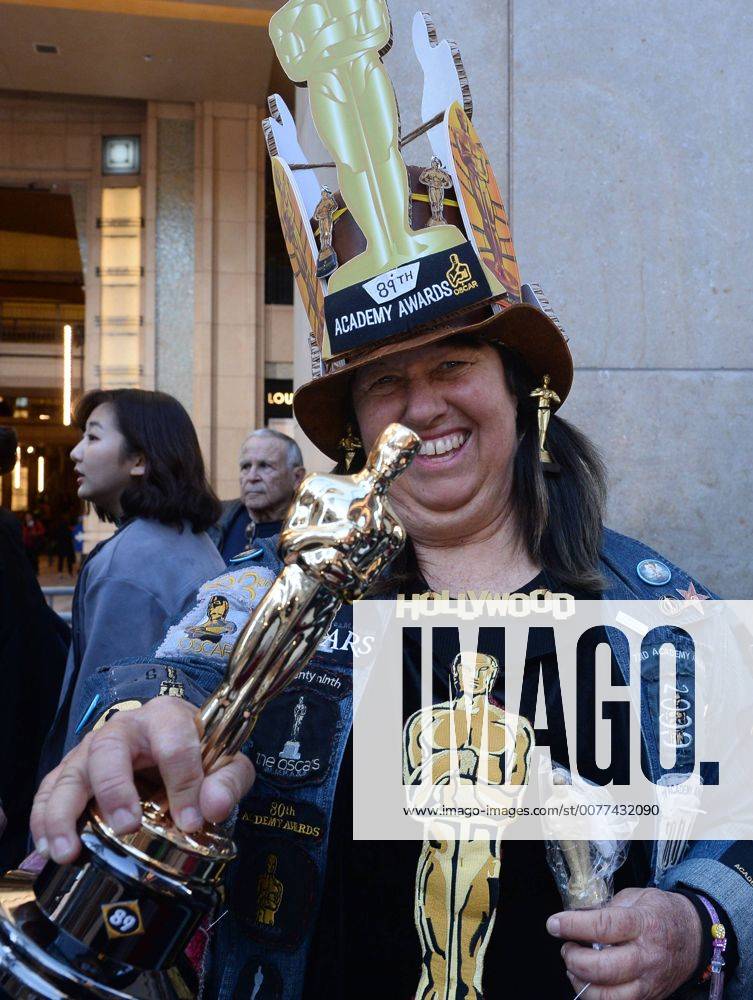 Oscars 2017: Vorbereitungen in Los Angeles Oscar bedecked fan Vivianne Robinson savors the moment as preparations are underway for the 89th annual Academy Awards in the Hollywood section of Los Angeles on February 23, 2017. Oscar winners will be announced during an ABC telecast on Sunday, February 26th. LAP2017022324 JIMxRUYMEN