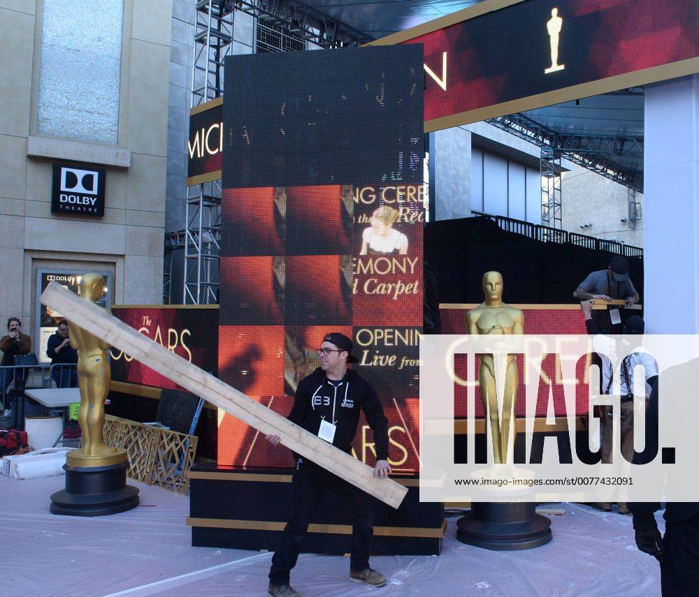 Oscars 2017: Vorbereitungen in Los Angeles Local 33 stagehands work under deadline as preparations are underway for the 89th annual Academy Awards in the Hollywood section of Los Angeles on February 23, 2017. Oscar winners will be announced during an ABC telecast on Sunday, February 26th. LAP2017022325 JIMxRUYMEN