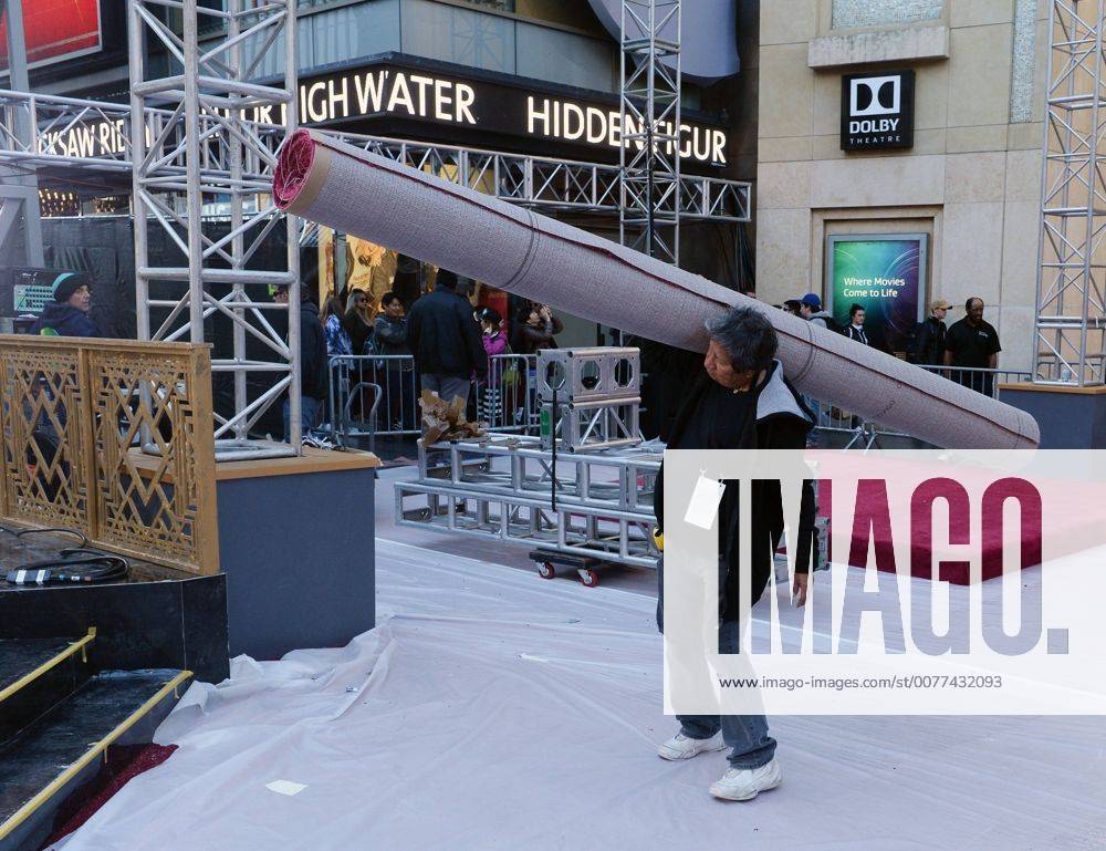 Oscars 2017: Vorbereitungen in Los Angeles Local 33 stagehands work under deadline as preparations are underway for the 89th annual Academy Awards in the Hollywood section of Los Angeles on February 23, 2017. Oscar winners will be announced during an ABC telecast on Sunday, February 26th. LAP2017022319 JIMxRUYMEN