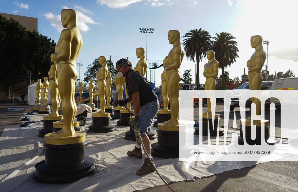 Oscars 2017: Vorbereitungen in Los Angeles (170223) -- LOS ANGELES, Feb. 22, 2017 -- Statues of the Oscar are seen during the preparations for the 89th Academy Awards in Hollywood, Los Angeles, the United States, Feb. 22, 2017. The 89th Academy Awards, or Oscars , will be held on Feb. 26. ) U.S.-LOS ANGELES-ACADEMY AWARDS-PREPARATION YangxLei