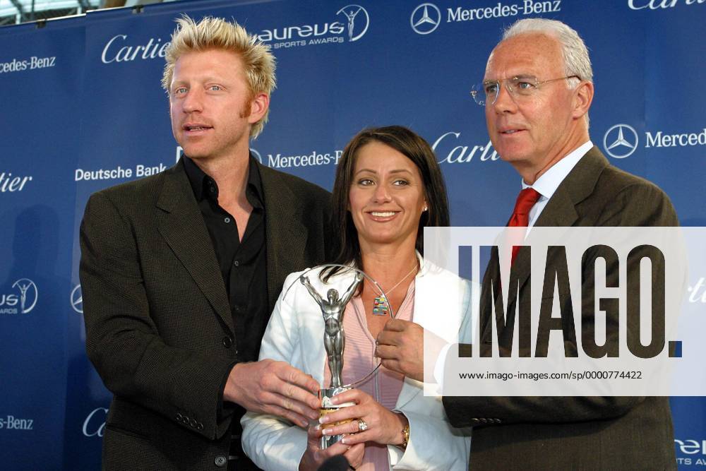 Die drei Jurymitglieder Boris Becker (li., Deutschland), Nadia Comaneci (Rumänien) und Franz Beckenbauer (Deutschland) mit dem Laureus-Award Turnen Herren Laureus World Sports Award 2003, Nominierung, Pressekonferenz, PK, Pressetermin, Sportlerwahl Gruppe Sportoscar, Award, Awards, Sport, Sports Berlin
