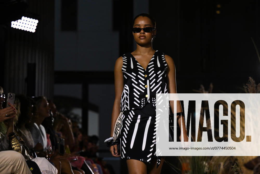 MELBOURNE FASHION WEEK PREVIEW, A model walks the runway during a Melbourne Fashion Week media preview in Melbourne, Monday, October 21, 2024. ( NO ARCHIVING, , NO USE IN BOOKS WITHOUT CONSENT Melbourne Victoria Australia