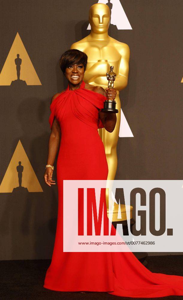 US actress Viola Davis poses at the press room after winning the Oscar to Best Actress in a Supporting Role for Fences during the 89th Academy Awards at the Dolby Theater in Hollywood, California, United States, 26 February 2017. 89TH CINEMA ACADEMY AWARDS IN HOLLYWOOD !ACHTUNG: NUR REDAKTIONELLE NUTZUNG!