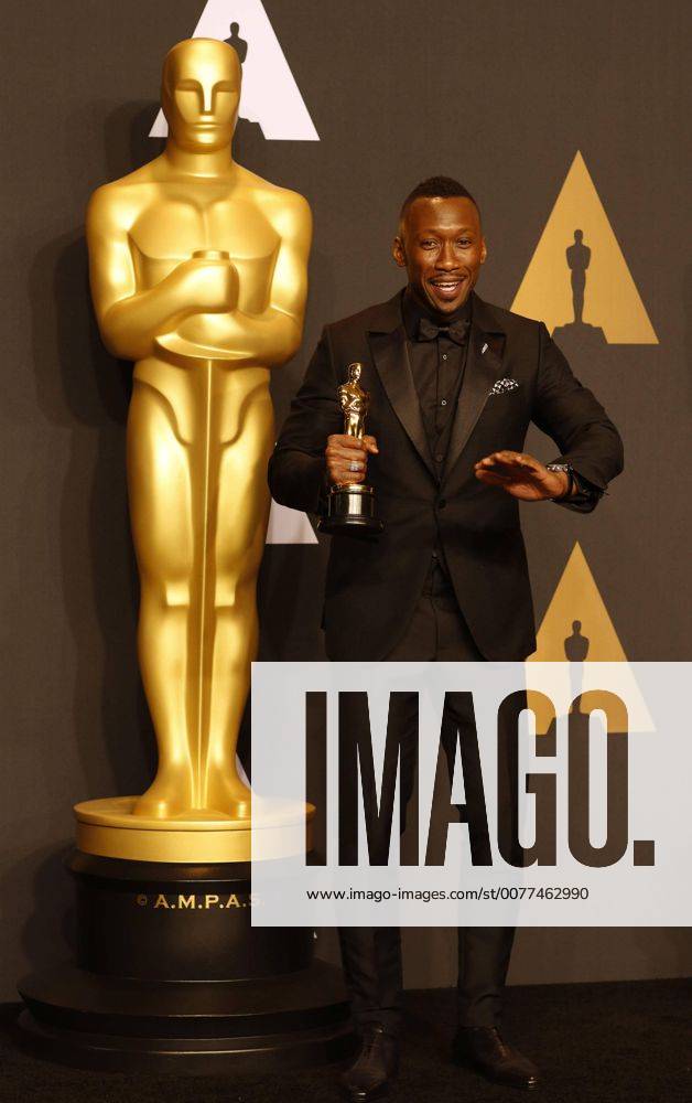 US actor Mahershala Ali poses at the press room after winning the Oscar to Best Actor in a Supporting Role for Moonlight during the 89th Academy Awards at the Dolby Theater in Hollywood, California, United States, 26 February 2017. 89TH CINEMA ACADEMY AWARDS IN HOLLYWOOD !ACHTUNG: NUR REDAKTIONELLE NUTZUNG!