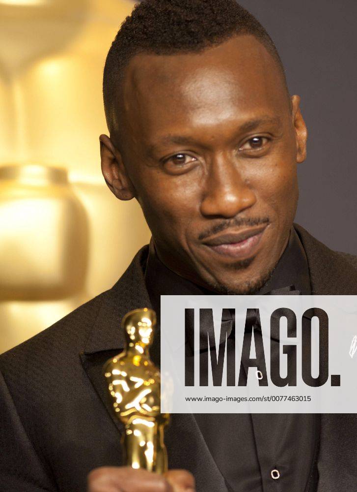 US actor Mahershala Ali poses at the press room after winning the Oscar to Best Actor in a Supporting Role for Moonlight during the 89th Academy Awards at the Dolby Theater in Hollywood, California, United States, 26 February 2017. 89TH CINEMA ACADEMY AWARDS IN HOLLYWOOD !ACHTUNG: NUR REDAKTIONELLE NUTZUNG!