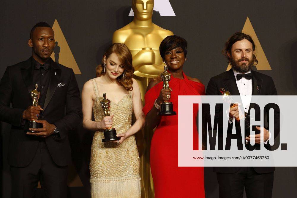 (L-R) Mahershala Ali (Actor in a Supporting Role for Moonlight), Emma Stone (Actress in a Leading Role for La La Land), Viola Davis (Actress in a Supporting Role for Fences) and Casey Affleck (Actor in a Leading Role for Manchester by the Sea) pose in the press room during the 89th annual Academy Awards ceremony at the Dolby Theatre in Hollywood, California, USA, 26 February 2017. The Oscars are presented for outstanding individual or collective efforts in 24 categories in filmmaking. Press Room - 89th Academy Awards !ACHTUNG: NUR REDAKTIONELLE NUTZUNG!
