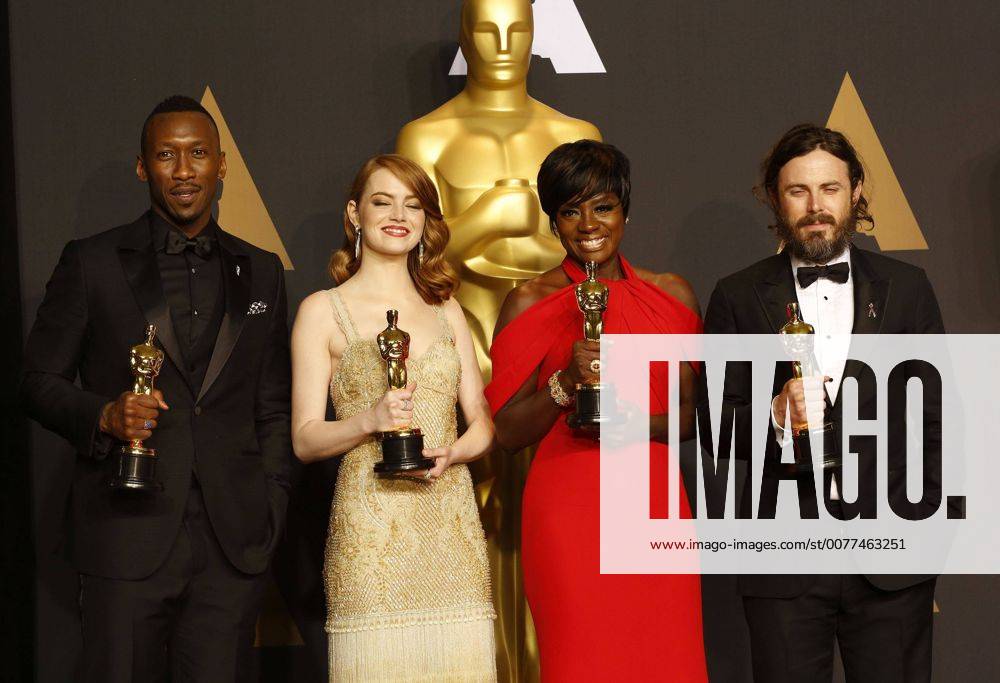 (L-R) Mahershala Ali (Actor in a Supporting Role for Moonlight), Emma Stone (Actress in a Leading Role for La La Land), Viola Davis (Actress in a Supporting Role for Fences) and Casey Affleck (Actor in a Leading Role for Manchester by the Sea) pose in the press room during the 89th annual Academy Awards ceremony at the Dolby Theatre in Hollywood, California, USA, 26 February 2017. The Oscars are presented for outstanding individual or collective efforts in 24 categories in filmmaking. Press Room - 89th Academy Awards !ACHTUNG: NUR REDAKTIONELLE NUTZUNG!