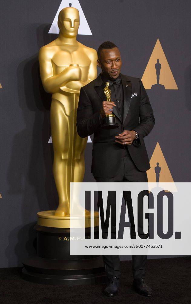 Actor Mahershala Ali poses after wining the Best Supporting Actor for his role in Moonlight at press room of the 89th Academy Awards at the Dolby Theater in Los Angeles, the United States, on Feb. 26, 2017. ) (zxj) U.S.-LOS ANGELES-OSCAR-AWARD YangxLei