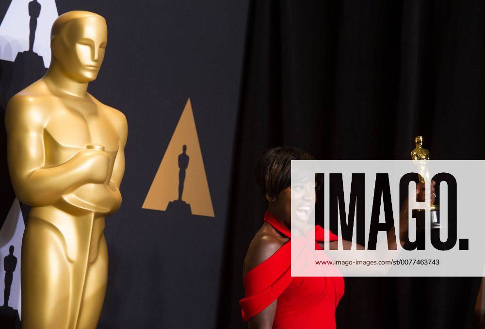 Actress Viola Davis poses after winning the Best Supporting Actress for her performance in Fences at press room of the 89th Academy Awards at the Dolby Theater in Los Angeles, the United States, on Feb. 26, 2017. ) (zxj) U.S.-LOS ANGELES-OSCAR-AWARD YangxLei