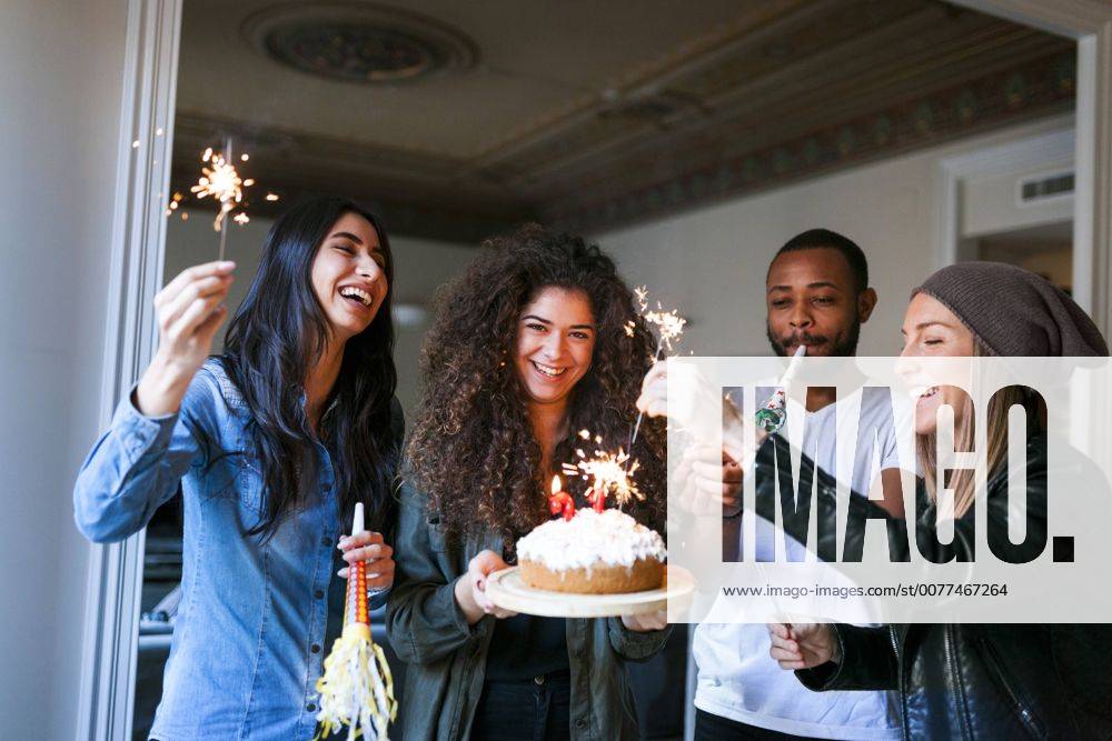 Group of young people celebrating birthday model released Symbolfoto property released VABF01068