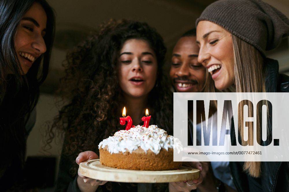 Group of young people celebrating birthday model released Symbolfoto property released VABF01071