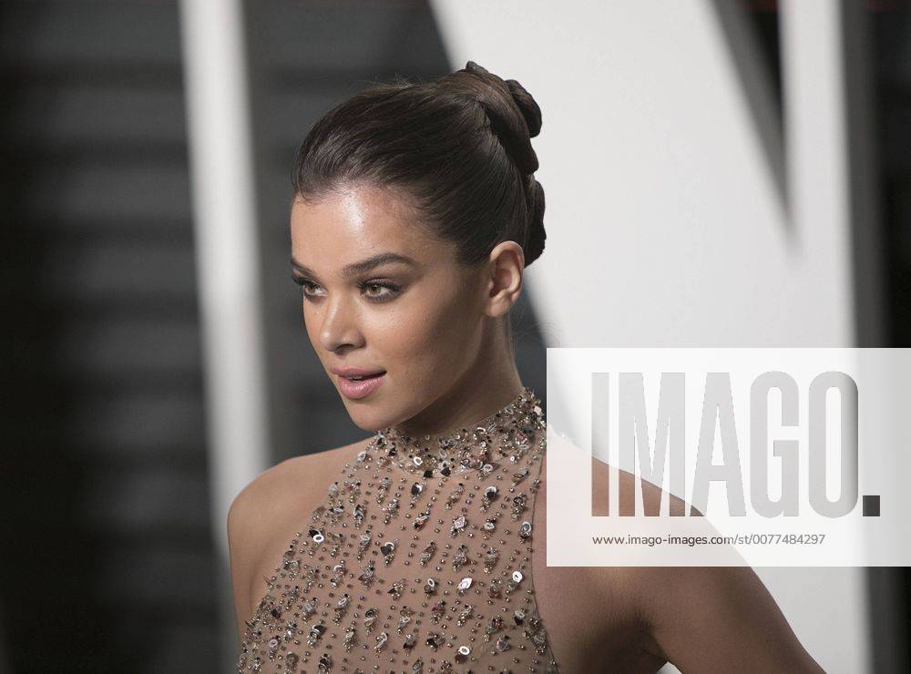 Beverly Hills, California, U.S - Hailee Steinfeld on the red carpet at the 2017 Vanity Fair Oscar Party held at the Wallis Annenberg Center in Beverly Hills, California, Sunday February 26, 2017. Beverly Hills U.S. - ZUMAp124 20170226_zaa_p124_844