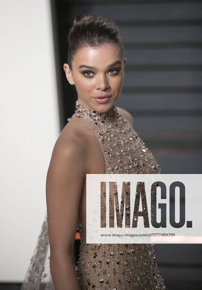 Beverly Hills, California, U.S - Hailee Steinfeld on the red carpet at the 2017 Vanity Fair Oscar Party held at the Wallis Annenberg Center in Beverly Hills, California, Sunday February 26, 2017. Beverly Hills U.S. - ZUMAp124 20170226_zaa_p124_846