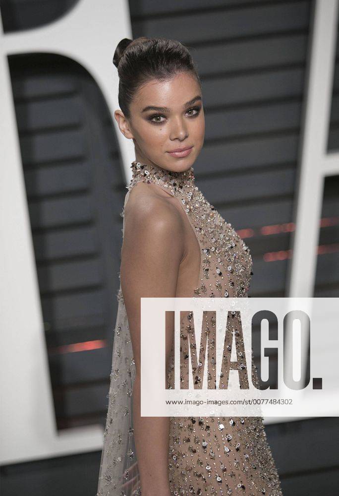 Beverly Hills, California, U.S - Hailee Steinfeld on the red carpet at the 2017 Vanity Fair Oscar Party held at the Wallis Annenberg Center in Beverly Hills, California, Sunday February 26, 2017. Beverly Hills U.S. - ZUMAp124 20170226_zaa_p124_849