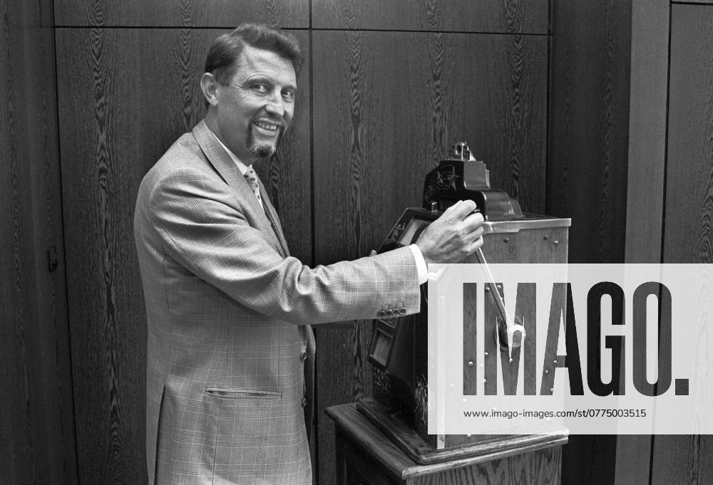 Deutschland, Luebbecke, 24.05.1994 Archiv.: 47-60-22 Fuer Ihr Archiv! Foto: Paul Gauselmann, Vorstandsvorsitzender der Gauselmann AG Fuer Ihr Archiv!