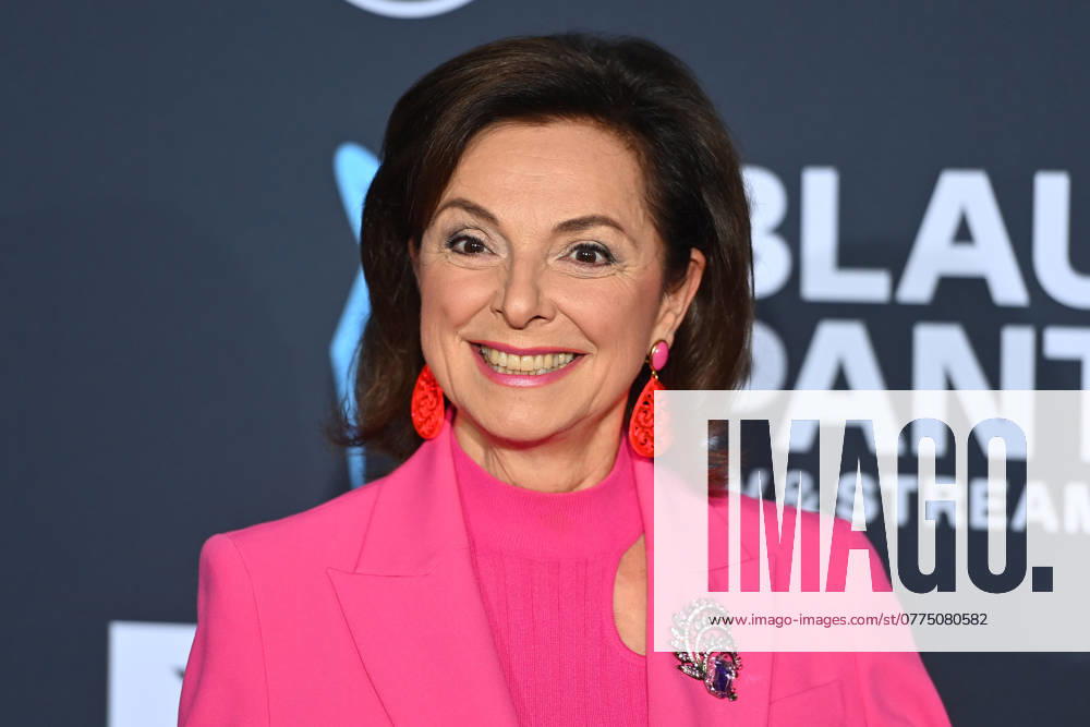 Uschi Daemmrich von Luttitz (Moderatorin), Einzelbild,angeschnittenes Einzelmotiv,Portraet,Portrait,Porträt. Roter Teppich,Blauer Panther TV und Streaming Award 2024 am 23.10.2024 in der BMW Welt Muenchen.