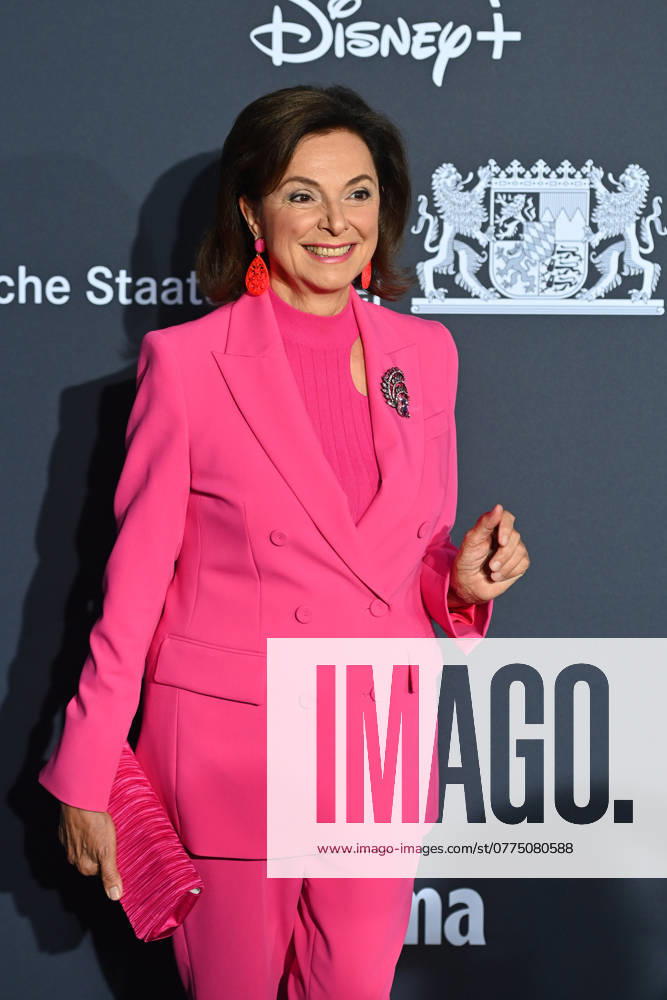 Uschi Daemmrich von Luttitz (Moderatorin), Einzelbild,angeschnittenes Einzelmotiv,Halbfigur,halbe Figur, Roter Teppich,Blauer Panther TV und Streaming Award 2024 am 23.10.2024 in der BMW Welt Muenchen.