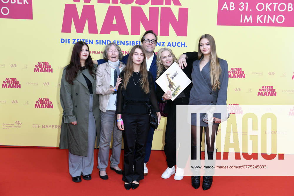 Didem Fidancant, Brigitte Waehner (Mutter von Jan Josef Liefers), Lilly Anna Sophia Liefers (Tochter von Jan Josef Liefers, Anna Loos), Jan Josef Liefers, Anna Loos und Lola Marie Josefine Liefers (Tochter von Jan Josef Liefers, Anna Loos) bei der Premiere ALTER WEISSER MANN im ZOO Palast in Berlin am 24.10.2024