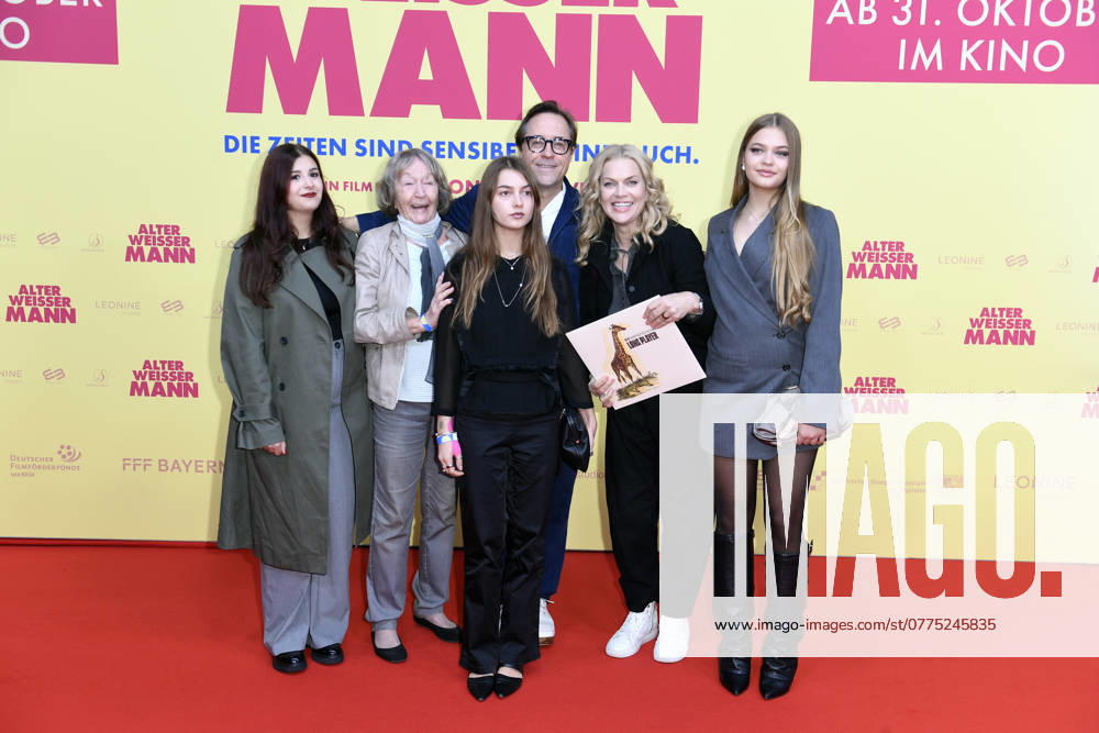 Didem Fidancant, Brigitte Waehner (Mutter von Jan Josef Liefers), Lilly Anna Sophia Liefers (Tochter von Jan Josef Liefers, Anna Loos), Jan Josef Liefers, Anna Loos und Lola Marie Josefine Liefers (Tochter von Jan Josef Liefers, Anna Loos) bei der Premiere ALTER WEISSER MANN im ZOO Palast in Berlin am 24.10.2024