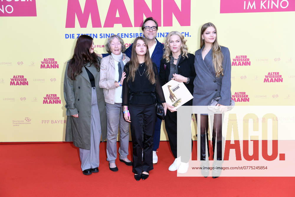 Didem Fidancant, Brigitte Waehner (Mutter von Jan Josef Liefers), Lilly Anna Sophia Liefers (Tochter von Jan Josef Liefers, Anna Loos), Jan Josef Liefers, Anna Loos und Lola Marie Josefine Liefers (Tochter von Jan Josef Liefers, Anna Loos) bei der Premiere ALTER WEISSER MANN im ZOO Palast in Berlin am 24.10.2024