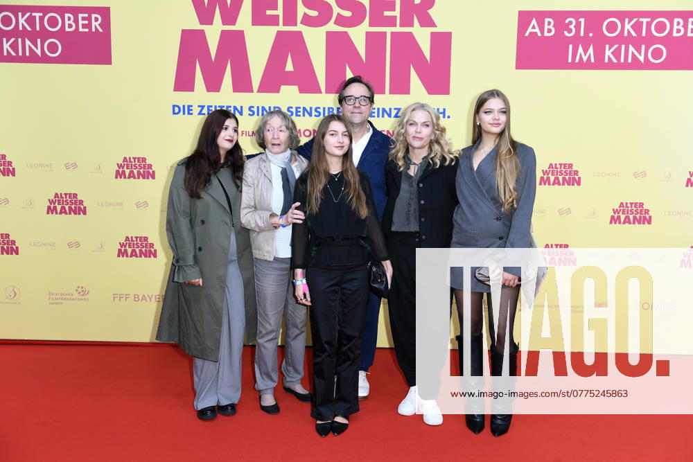 Didem Fidancant, Brigitte Waehner (Mutter von Jan Josef Liefers), Lilly Anna Sophia Liefers (Tochter von Jan Josef Liefers, Anna Loos), Jan Josef Liefers, Anna Loos und Lola Marie Josefine Liefers (Tochter von Jan Josef Liefers, Anna Loos) bei der Premiere ALTER WEISSER MANN im ZOO Palast in Berlin am 24.10.2024