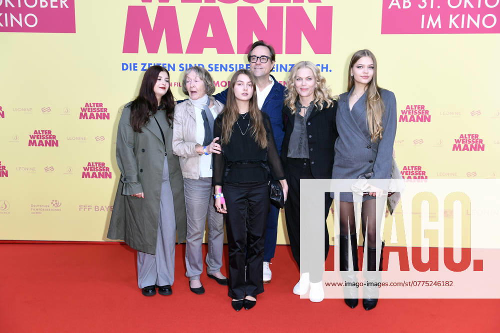 Didem Fidancant, Brigitte Waehner (Mutter von Jan Josef Liefers), Lilly Anna Sophia Liefers (Tochter von Jan Josef Liefers, Anna Loos), Jan Josef Liefers, Anna Loos und Lola Marie Josefine Liefers (Tochter von Jan Josef Liefers, Anna Loos) bei der Premiere ALTER WEISSER MANN im ZOO Palast in Berlin am 24.10.2024