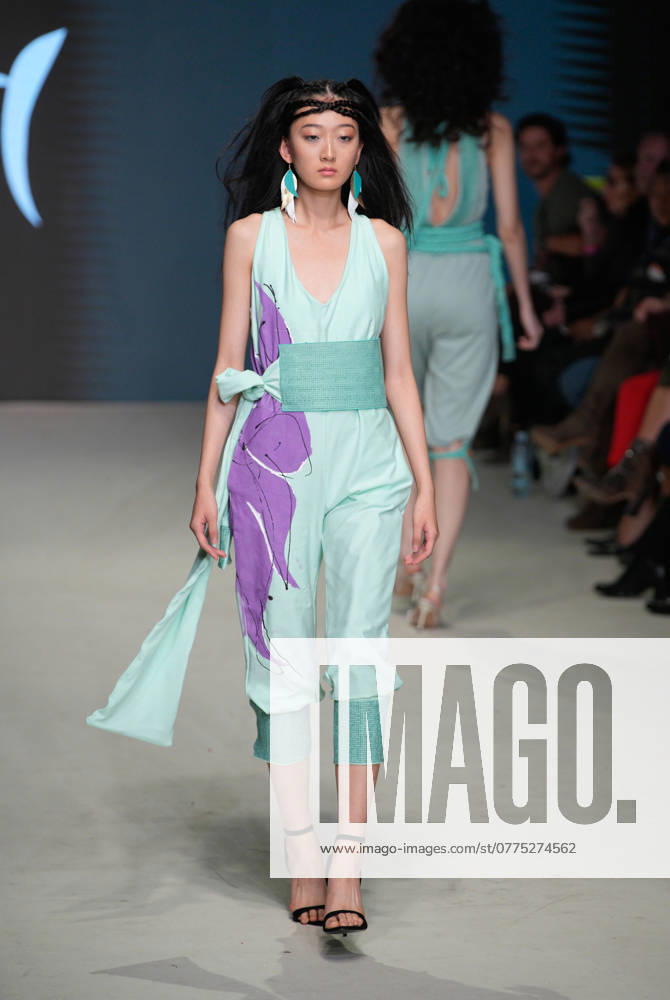 (241025) -- VANCOUVER, Oct. 25, 2024 -- A model presents a creation during Vancouver Fashion Week in Vancouver, Canada, Oct. 24, 2024. (Photo by Xinhua) CANADA-VANCOUVER-FASHION WEEK LiangxSen