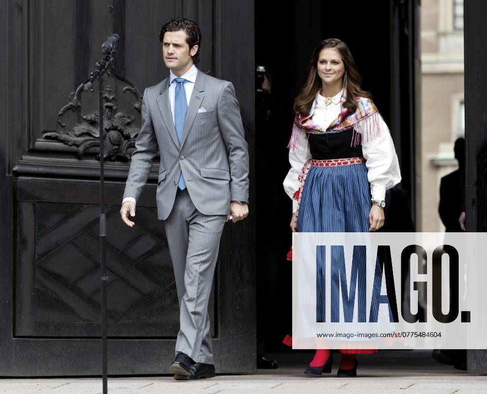 Prins carl philip och prinsessan madeleine - i folkdräkt - öppnar dörrarna till stockholms slott och evenemanget öppet slott pa nationaldagen 6 juni 2012. 2012-06-06 (c) Magnus Sandberg Aftonbladet IBL Bildbyra * * * EXPRESSEN OUT * * * AFTONBLADET 4560 kungahus Sverige